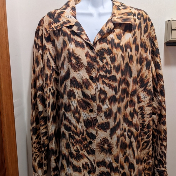 The Avenue women's 14/16 leopard print silk long sleeved button up top - Picture 1 of 6